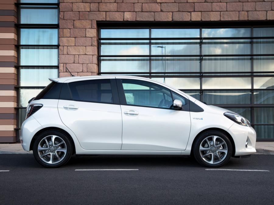  Toyota Yaris Hybrid Trend 2013 года  (UK) (фото 9 из 11)